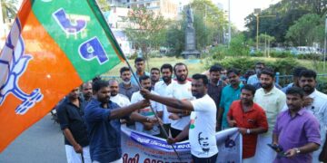 ദേശീയ യുവജന ദിനത്തോടനുബന്ധിച്ച് യുവമോര്‍ച്ച ജില്ലാ കമ്മിറ്റിയുടെ നേതൃത്വത്തില്‍ നടന്ന മാരത്തോണ്‍ സംസ്ഥാന വൈസ് പ്രസിഡന്റ് ബി.എല്‍. അജേഷ് ഉദ്ഘാടനം ചെയ്യുന്നു.