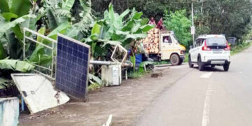 പാലാ - തൊടുപുഴ റോഡില്‍ അപകടത്തില്‍ തകര്‍ന്ന സോളാര്‍ ലൈറ്റ്