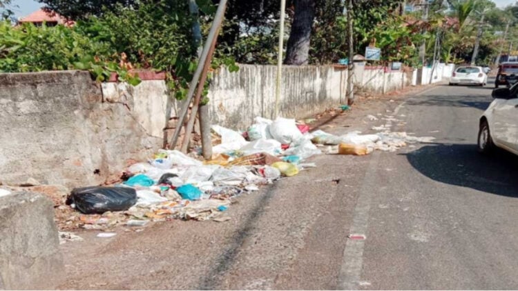 ബ്രാഹ്മണസമൂഹമഠത്തിന് സമീപം വഴിയരികില്‍ കുന്നുകൂടിയ മാലിന്യം റോഡിലേക്ക് വീണു കിടക്കുന്നു