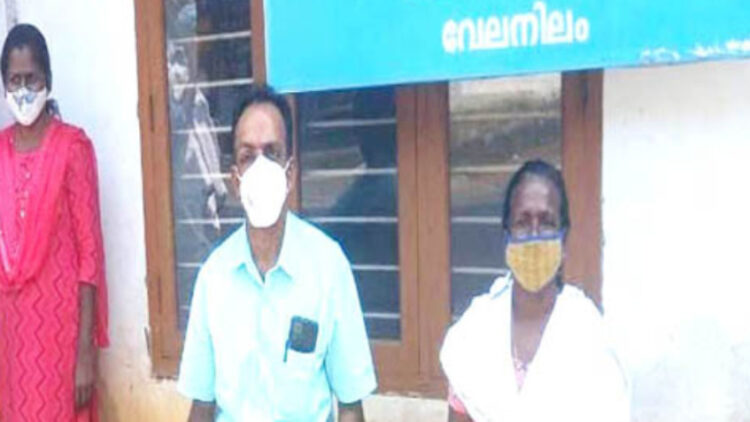 ശാന്തമ്മ കുഞ്ഞുമോന്‍ വേലനിലം കുടിവെള്ള പദ്ധതി ഓഫീസിന് മുന്നില്‍ ധര്‍ണ നടത്തുന്നു