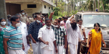 ചൊവ്വ ധര്‍മ്മസമാജത്തിന് സമീപം കെ റെയില്‍ വിരുദ്ധ സമരസമിതി പ്രവര്‍ത്തകര്‍ പ്രതിഷേധിക്കുന്നു