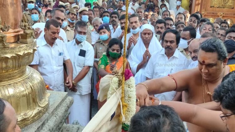 മണ്ടയ്ക്കാട് ഭഗവതി അമ്മാള്‍ ക്ഷേത്രത്തിലെ ഉത്സവത്തിന് തന്ത്രി എസ്. മഹാദേവഅയ്യരുടെ നേതൃത്വത്തില്‍ കൊടിയേറ്റുന്നു