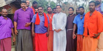 ചുമട്ടു തൊഴിലാളികള്‍ക്കൊപ്പം മധുരം പങ്കിട്ട ശേഷം ഫാ. റോയ് ജോസഫ് വടക്കനും ഫാ. റിജിന്‍ ചിറ്റിലപ്പിള്ളിയും