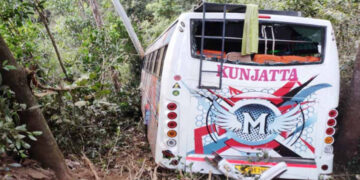 കൊരണക്കാട് ഫോട്ടോ പോയിന്റിന് സമീപം അപകടത്തില്‍പ്പെട്ട ബസ്‌