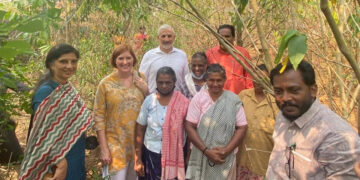 ഐക്യരാഷ്ട്രസഭയുടെ ഇന്ത്യയിലെ റസിഡന്റ് കോര്‍ഡിനേറ്റര്‍ ഷോംബി ഷാര്‍പ്പും സംഘവും പോത്തൻകോട് പഞ്ചായത്തിലെ മണലകം വാർഡിലെ പച്ചത്തുരുത്ത് സന്ദര്‍ശിക്കുന്നു