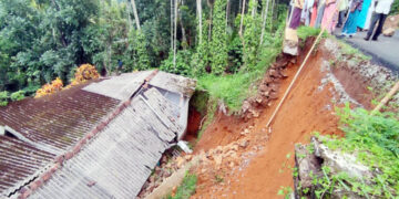 മുണ്ടക്കയം-കോരുത്തോട് പാതയില്‍ പാറമടയില്‍ ന്യൂ ഇന്ത്യബൈബിള്‍ ചര്‍ച്ചിന് സമീപത്തെ സംരക്ഷണ ഭിത്തി ഇടിഞ്ഞ നിലയില്‍