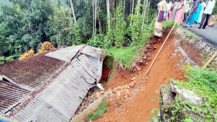 മുണ്ടക്കയം-കോരുത്തോട് പാതയില്‍ പാറമടയില്‍ ന്യൂ ഇന്ത്യബൈബിള്‍ ചര്‍ച്ചിന് സമീപത്തെ സംരക്ഷണ ഭിത്തി ഇടിഞ്ഞ നിലയില്‍