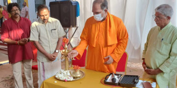 അനന്തപുരി ഹിന്ദു മഹാസമ്മേളനത്തിന്റെ ഭാഗമായി പ്രിയദര്‍ശിനി ഹാളില്‍ നടക്കുന്ന എക്‌സിബിഷന് ശാന്തിഗിരി ആശ്രമം ജനറല്‍ സെക്രട്ടറി സ്വാമി ഗുരുരത്‌നം ജ്ഞാന തപസ്വി തിരി തെളിയിക്കുന്നു. എം.ഗോപാല്‍, കെ.രാജശേഖരന്‍, വി.കെ.എന്‍ അരുണ്‍ എന്നിവര്‍ സമീപം.