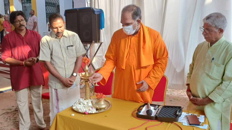 അനന്തപുരി ഹിന്ദു മഹാസമ്മേളനത്തിന്റെ ഭാഗമായി പ്രിയദര്‍ശിനി ഹാളില്‍ നടക്കുന്ന എക്‌സിബിഷന് ശാന്തിഗിരി ആശ്രമം ജനറല്‍ സെക്രട്ടറി സ്വാമി ഗുരുരത്‌നം ജ്ഞാന തപസ്വി തിരി തെളിയിക്കുന്നു. എം.ഗോപാല്‍, കെ.രാജശേഖരന്‍, വി.കെ.എന്‍ അരുണ്‍ എന്നിവര്‍ സമീപം.