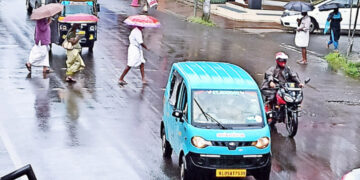 പാലാ ടൗണ്‍ ബസ് സ്റ്റാന്റിന് മുന്നിലെ മാഞ്ഞ നിലയിലെ സീബ്രാലൈന്‍. വാഹനത്തിരക്കിനിടയിലൂടെ കടക്കാന്‍ ശ്രമിക്കുന്ന ആളുകള്‍