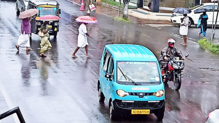 പാലാ ടൗണ്‍ ബസ് സ്റ്റാന്റിന് മുന്നിലെ മാഞ്ഞ നിലയിലെ സീബ്രാലൈന്‍. വാഹനത്തിരക്കിനിടയിലൂടെ കടക്കാന്‍ ശ്രമിക്കുന്ന ആളുകള്‍