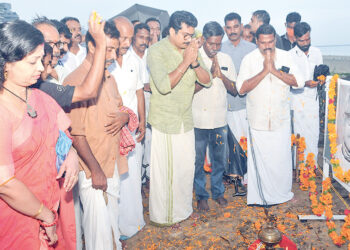 കേളപ്പജി-ഉപ്പുസത്യഗ്രഹ സ്മൃതിയാത്രയുടെ ജ്യോതിപ്രയാണം കോഴിക്കോട് കോന്നാട് കടപ്പുറത്ത് കെ.പി. കേശവമേനോന്റെ സ്മൃതികുടീരത്തില്‍ സമാപിച്ചപ്പോള്‍