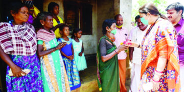 കണിയാമ്പറ്റ ഗ്രാമപഞ്ചായത്തിലെ അമ്പലച്ചാല്‍ പണിയ കോളനിയില്‍ എത്തിയ മന്ത്രി സ്മൃതി ഇറാനിയെ കോളനിയിലെ മഞ്ഞള ചെത്തിപ്പൂ നല്‍കി സ്വീകരിക്കുന്നു