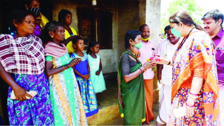 കണിയാമ്പറ്റ ഗ്രാമപഞ്ചായത്തിലെ അമ്പലച്ചാല്‍ പണിയ കോളനിയില്‍ എത്തിയ മന്ത്രി സ്മൃതി ഇറാനിയെ കോളനിയിലെ മഞ്ഞള ചെത്തിപ്പൂ നല്‍കി സ്വീകരിക്കുന്നു