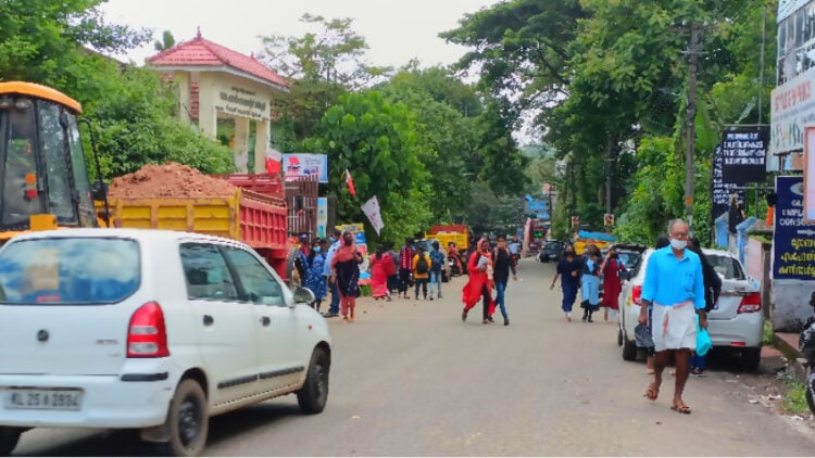 കൊട്ടാരക്കര ഹൈസ്‌കൂള്‍ ജങ്ഷനില്‍ പിടിച്ചിട്ടിരിക്കുന്ന തൊണ്ടിവാഹനങ്ങള്‍