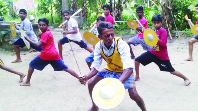 പരിശീലനം നല്കുന്ന ശിവരാമനാശാന്‍