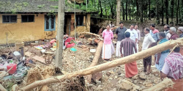 ഉരുള്‍പൊട്ടല്‍ മൂലം വീടും കൃഷിയിടവും നശിച്ച സ്ഥലങ്ങള്‍ ബിജെപി ദേശീയ നിര്‍വ്വാഹക സമിതിയംഗം പി.കെ. കൃഷ്ണദാസിന്റെ നേതൃത്വത്തിലുള്ള സംഘം സന്ദര്‍ശിക്കുന്നു