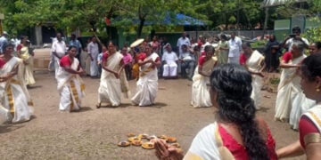 ഓണാഘോഷത്തോടനുബന്ധിച്ച് ആദിനാട് ഫാക്ടറിയില്‍ തൊഴിലാളികള്‍ നടത്തിയ തിരുവാതിരകളി