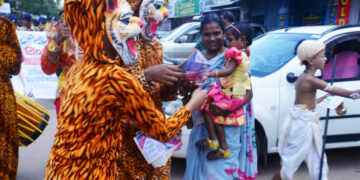 പുത്തൂര്‍ ഗവണ്‍മെന്റ് ഹയര്‍സെക്കന്‍ഡറി സ്‌കൂളിലെ സ്റ്റുഡന്റ് പോലീസ് കേഡറ്റുകള്‍ പുലിവേഷമണിഞ്ഞ് ലഘുലേഖകള്‍ വിതരണം ചെയ്യുന്നു