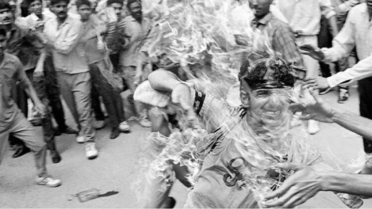 1990ല്‍ ദില്ലിയില്‍ നടന്ന മണ്ഡല്‍കമ്മീഷന്‍ വിരുദ്ധപ്രക്ഷോഭത്തില്‍ ആത്മാഹുതി ചെയ്യുന്ന യുവാവ്‌
