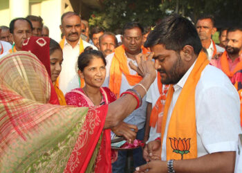 വിരംഗാം മണ്ഡലത്തിലെ ബിജെപി സ്ഥാനാര്‍ത്ഥിയായ ഹാര്‍ദ്ദിക് പട്ടേലിനെ തെരെഞ്ഞടുപ്പ് യോഗത്തിലേക്ക് ആരതിയുഴിഞ്ഞ് തിലകം ചാര്‍ത്തി സ്വീകരിക്കുന്നു