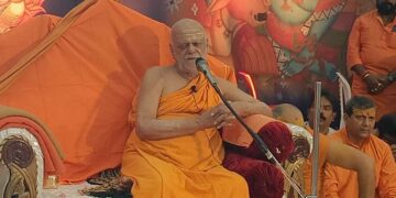 ശ്രീ ഗോവർദ്ധൻ മഠാധിപതി ജഗദ്ഗുരു ശങ്കരാചാര്യ ശ്രീ നിശ്ചലാനന്ദ സരസ്വതി സ്വാമികൾ അനുഗ്രഹ പ്രഭാഷണം നടത്തുന്നു.