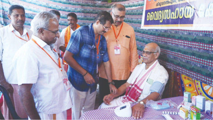 ആറ്റുകാല്‍ പൊങ്കാലയുടെ ഭാഗമായി സേവാഭാരതി കിഴക്കേകോട്ടയില്‍ ഒരുക്കിയ മെഡിക്കല്‍ ക്യാമ്പ് ആര്‍എസ്എസ് മുതിര്‍ന്ന പ്രചാരകന്‍ എസ്. സേതുമാധവന്‍ ഉദ്ഘാടനം ചെയ്യുന്നു