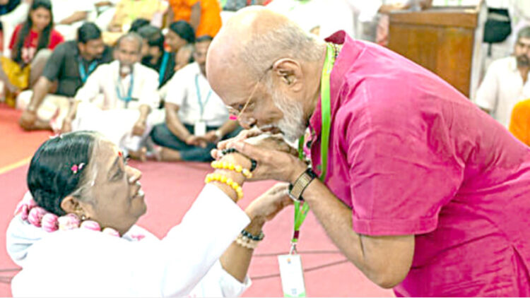മാതാ അമൃതാനന്ദമയീ ദേവിക്കൊപ്പം ഗോവിന്ദ് ഭരതന്‍
