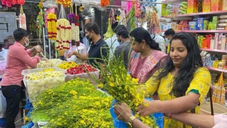 വിഷുവിനു മുന്നോടിയായി ദുബായിയിലെ പെരുമാള്‍ ഫ്‌ലവര്‍ ഷോപ്പില്‍ നിന്നും കണിക്കൊന്നപ്പൂക്കള്‍ വാങ്ങുന്ന മലയാളികള്‍.