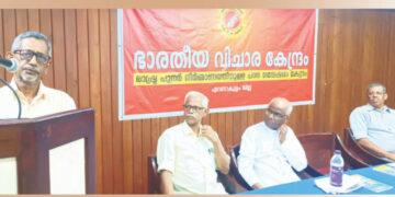 ഭാരതീയ വിചാര കേന്ദ്രം എറണാകുളം ഭാരത് ടൂറിസ്റ്റ് ഹോമില്‍ സംഘടിപ്പിച്ച ചിന്താ സായാഹ്നത്തില്‍ ഭാരതീയ വിചാര കേന്ദ്രം ഡയറക്ടര്‍ ആര്‍. സഞ്ജയന്‍ സംസാരിക്കുന്നു. അരവിന്ദാക്ഷന്‍ നായര്‍ , ഫാ.പോള്‍ തേലക്കാട്, ഡോ.സി.എം. ജോയ് സമീപം