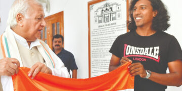 കൊടുമുടിയില്‍ ഉയര്‍ത്താനുള്ള ഇന്ത്യയുടെ ദേശീയ പതാക ഗവര്‍ണര്‍ ആരിഫ് മുഹമ്മദ് ഖാന്‍ ഷെയ്ക്ക് ഹസന്‍ ഖാന് കൈമാറുന്നു