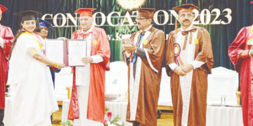 പൂക്കോട് വെറ്ററിനറി കോളജില്‍ കേരള വെറ്ററിനറി സര്‍വകലാശാല നാലാമത് ബിരുദദാന ചടങ്ങില്‍ ഗവര്‍ണര്‍ ആരിഫ് മുഹമ്മദ് ഖാന്‍ സര്‍ട്ടിഫിക്കറ്റ് വിതരണം ചെയ്യുന്നു