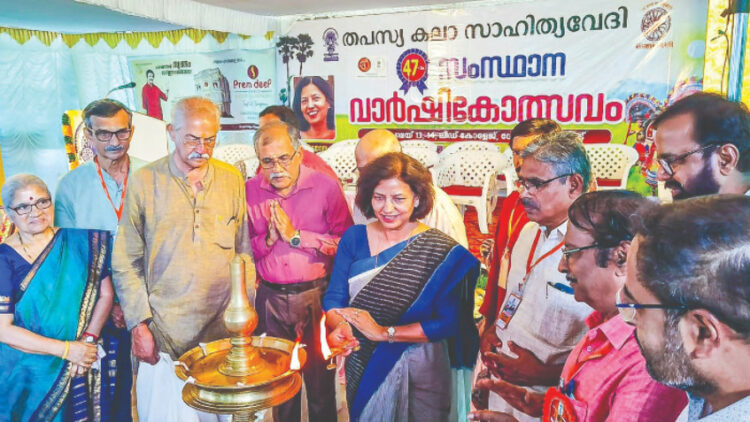 വാര്‍ഷികോത്സവം കേന്ദ്ര സാഹിത്യ അക്കാദമി ഉപാധ്യക്ഷ പ്രൊഫ. കുമുദ് ശര്‍മ ഉദ്ഘാടനം ചെയ്യുന്നു. കലാമണ്ഡലം സരസ്വതി, കെ. ലക്ഷ്മിനാരായണന്‍, ആഷാ മേനോന്‍, എസ്. ജയകൃഷ്ണന്‍, അഭിജിത്ത് ഗോഖലെ, പ്രൊഫ. പി.ജി. ഹരിദാസ്, കെ.ടി. രാമചന്ദ്രന്‍, എ.വി. വാസുദേവന്‍ പോറ്റി, കെ.എം. നരേന്ദ്രന്‍ സമീപം