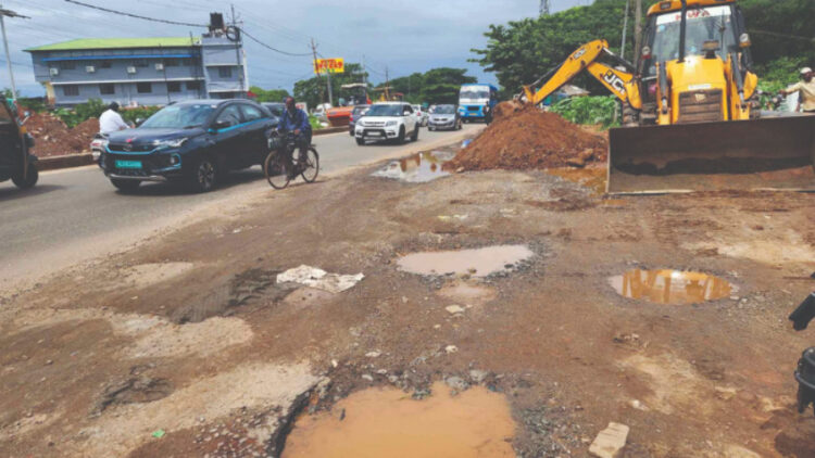 അറ്റകുറ്റപ്പണികള്‍ ഇഴഞ്ഞുനീങ്ങുന്ന തൃശൂര്‍ - കുറ്റിപ്പുറം സംസ്ഥാനപാതയുടെ പുഴയ്ക്കല്‍ ഭാഗം.