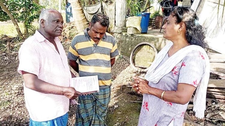 ചന്ദ്രന്‍ പഞ്ചായത്ത് പ്രേരക്കായ സജിനി ജോസിനൊപ്പം