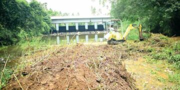 മണലി പുഴയില്‍ പുലക്കാട്ടുകര ഷട്ടറിന് സമീപം രൂപപ്പെട്ട മണ്‍തിട്ട ജലസേചന വകുപ്പ് ജെസിബി ഉപയോഗിച്ച് നീക്കുന്നു