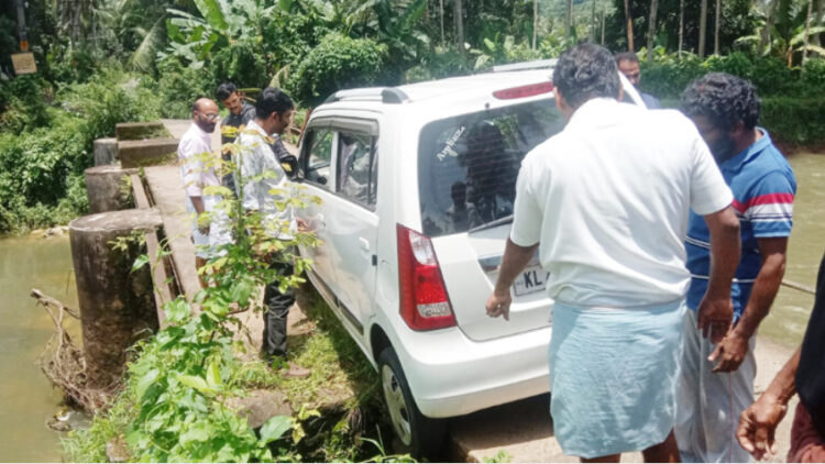 അപകടാവസ്ഥയിലായ ആറ്റത്ര മുട്ടിക്കല്‍ച്ചിറ പാലത്തില്‍ കാര്‍ കുരുങ്ങിയപ്പോള്‍.