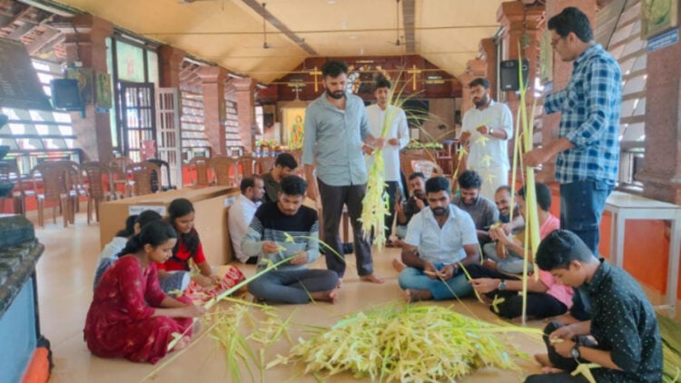 പാലയൂര്‍ തീര്‍ത്ഥകേന്ദ്രത്തില്‍ തര്‍പ്പണ തിരുനാളിനോട് അനുബന്ധിച്ചുള്ള കുരുത്തോല അലങ്കാരത്തിന്റെ ഒരുക്കങ്ങളില്‍