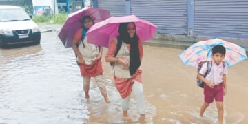 മഴയെത്തിയതോടെ വെള്ളത്തിലായ കല്ലിടവഴി റോഡ്