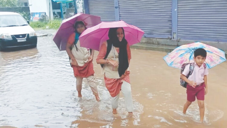 മഴയെത്തിയതോടെ വെള്ളത്തിലായ കല്ലിടവഴി റോഡ്