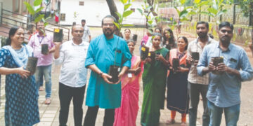 പ്ലാവിന്‍ തൈകളുമായി അക്കാദമി സെക്രട്ടറി കരിവെള്ളൂര്‍ മുരളിയും ജീവനക്കാരും