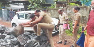 ഫ്‌ളൈറ്റ് ലഫ്റ്റനന്റ് ഹരീഷിന്റെ വീട്ടിലേക്കുള്ള വഴിയടച്ച് കൂട്ടിയിട്ട കരിങ്കല്ലുകള്‍ പോലീസ് നീക്കുന്നു