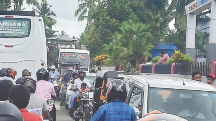 കഴിഞ്ഞ ദിവസം പോത്തൻകോട് ക്രസന്റ് ആഡിറ്റോറിയത്തിന് മുന്നിൽ ഉണ്ടായ ഗതാഗതക്കുരുക്ക്.