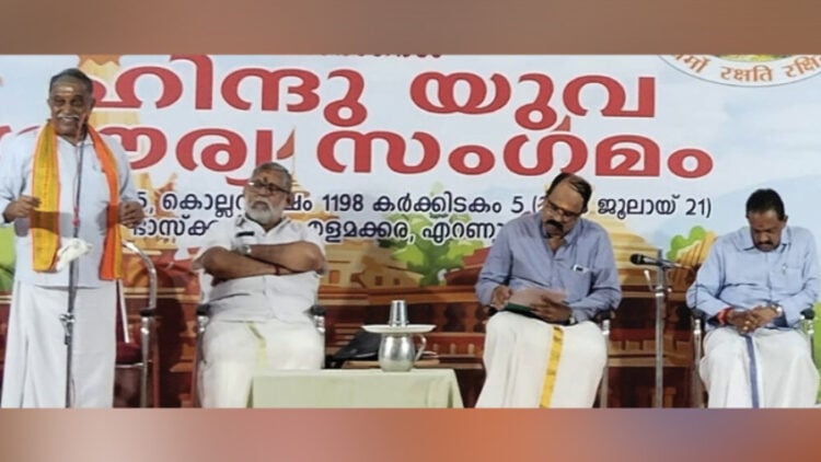 യുവ ശൗര്യ സംഗമത്തില്‍ വിശ്വ ഹിന്ദു പരിഷത്ത് കേന്ദ്രീയ ജോ. ജനറല്‍ സെക്രട്ടറി ജി.സ്ഥാണുമാലയന്‍ സംസാരിക്കുന്നു. വിജി തമ്പി, ജിജേഷ് പട്ടേരി, വി.ആര്‍. രാജശേഖരന്‍ തുടങ്ങിയവര്‍ സമീപം.