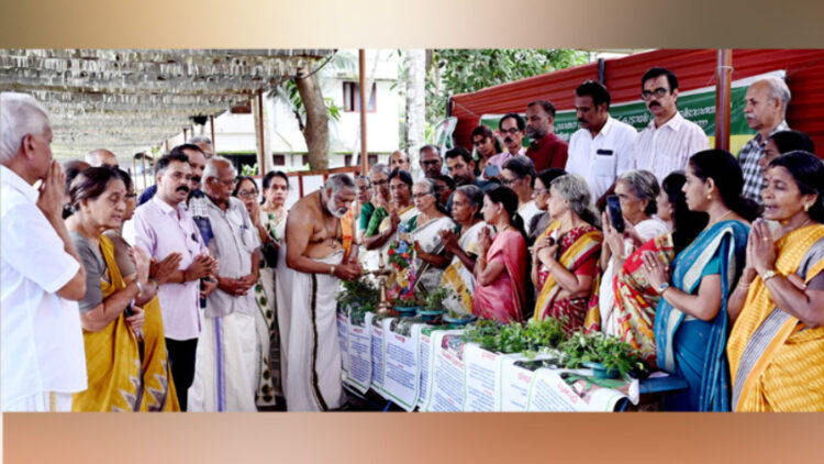 കര്‍ക്കിടകത്തിലെ നാട്ടറിവുകള്‍ പരിപാടി ഗുരുവായൂര്‍ ക്ഷേത്രം കീഴ്ശാന്തിയും അതിരുദ്രയജ്ഞാചാര്യനുമായ കിഴിയേടം രാമന്‍ നമ്പൂതിരി ഉദ്ഘാടനം ചെയ്യുന്നു