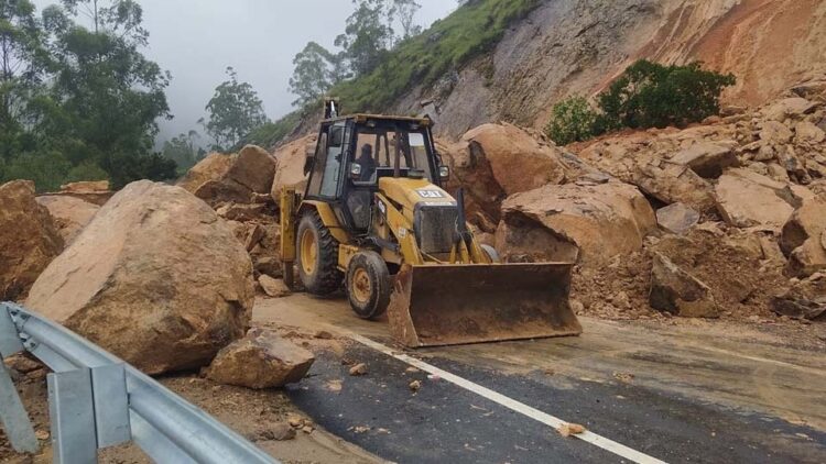 ദേവികുളം ഗ്യാപ്പ് റോഡില്‍ മലയിടിഞ്ഞെത്തിയ പാറക്കല്ലുകള്‍ മണ്ണുമാന്തി യന്ത്രം ഉപയോഗിച്ച് റോഡില്‍ നിന്ന് നീക്കുന്നു