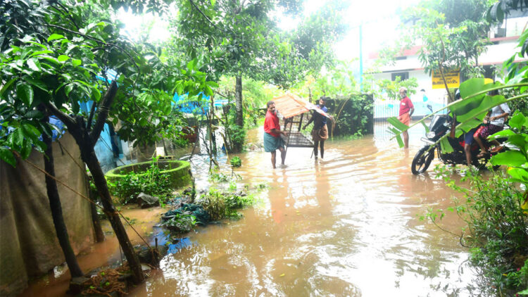 അമയന്നൂര്‍ വരകുമലയില്‍ വെള്ളം കയറിയതിനെ തുടര്‍ന്ന് സാധനങ്ങള്‍ ഉയര്‍ന്ന പ്രദേശങ്ങളിലേക്ക് മാറ്റുന്നു