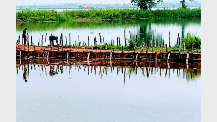 ഏനാമ്മാവ് റെഗുലേറ്ററിന് മുന്‍വശത്തുള്ള താത്കാലിക ബണ്ട്