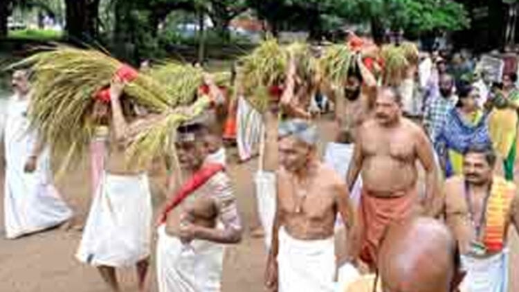 കൊടുങ്ങല്ലൂര്‍ ശ്രീകുരുംബ ഭഗവതി ക്ഷേത്രത്തില്‍ നടന്ന ഇല്ലംനിറ ആഘോഷം