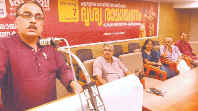 തപസ്യ കോഴിക്കോട്ട് നടത്തിയ രാമായണ ചിന്തകള്‍ പ്രഭാഷണ പരമ്പരയുടെ സമാപന സഭയില്‍ സാഹിത്യനിരൂപകനും മലബാര്‍ ക്രിസ്ത്യന്‍ കോളജ് മലയാള വിഭാഗം മുന്‍ മേധാവിയുമായ പ്രൊഫ.കെ.വി. തോമസ് പ്രഭാഷണം നടത്തുന്നു. തപസ്യ സംസ്ഥാന അധ്യക്ഷന്‍ പ്രൊഫ.പി.ജി. ഹരിദാസ്, ഡോ. ഇ.പി. ജ്യോതി, ശര്‍മ്മ തേവലശ്ശേരി, ദിനേശ്കുമാര്‍ എം. സമീപം